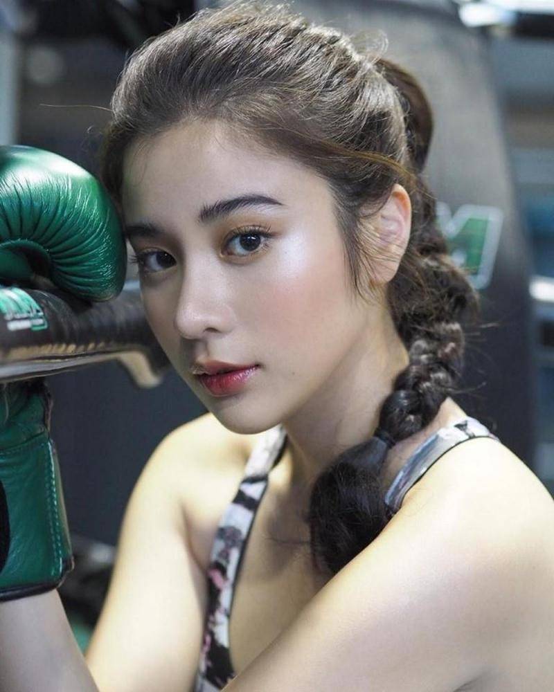 Gái xinh Thái Lan năng động đeo găng boxing xanh Gái xinh Thái Lan năng động đeo găng boxing xanh
