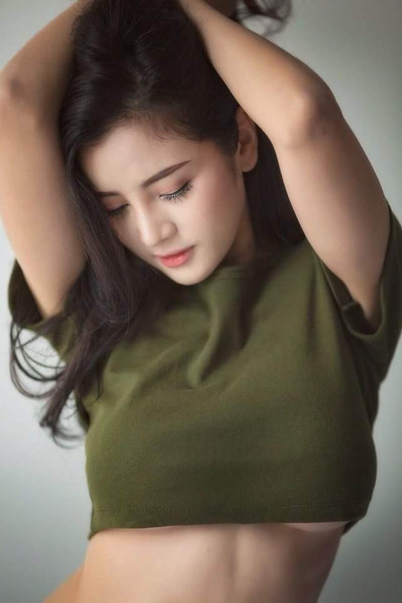 Gái xinh Thái Lan mặc áo thun xanh hở ngực Gái xinh Thái Lan mặc áo thun xanh hở ngực
