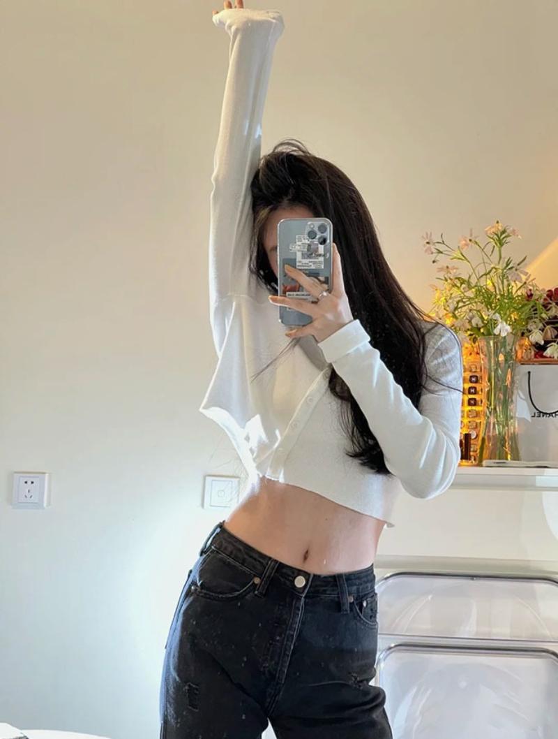 Hình ảnh body nữ đẹp che mặt mặc áo lộ eo chụp dáng bằng điện thoại