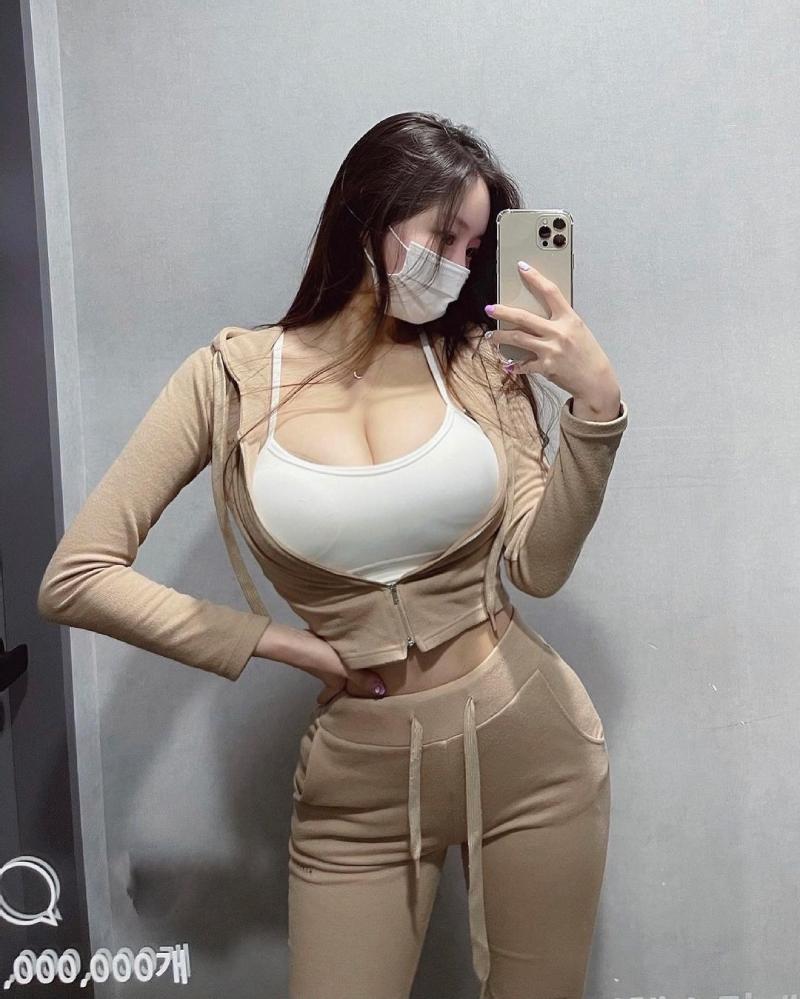 Hình ảnh body nữ đẹp che mặt ngực to chụp dáng bằng điện thoại