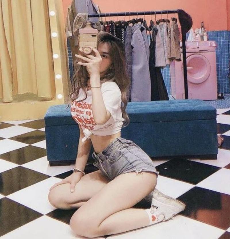 Hình ảnh body nữ đẹp che mặt ngồi trên sàn chụp dáng bằng điện thoại