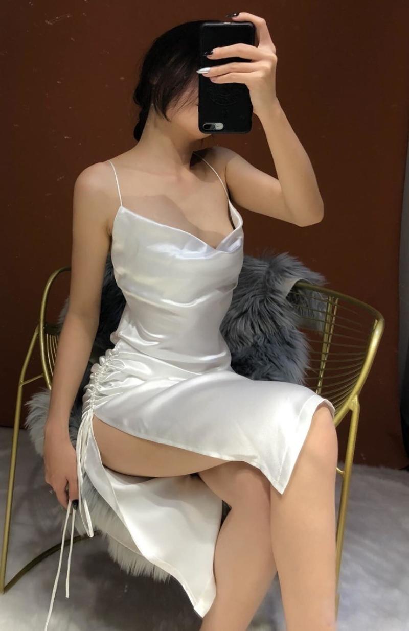 Hình ảnh body nữ đẹp che mặt mặc đầm lụa ngồi trên ghế chụp dáng bằng điện thoại