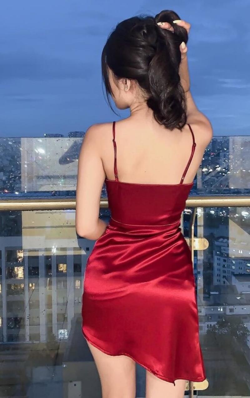 Hình ảnh body nữ đẹp che mặt đứng quay lưng trong bộ đồ ngủ lua đỏ