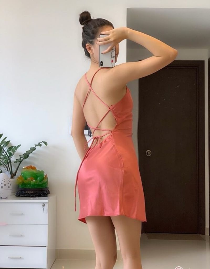 Hình ảnh body nữ đẹp che mặt đứng quay lưng trong bộ đồ ngủ chụp dáng bằng điện thoại