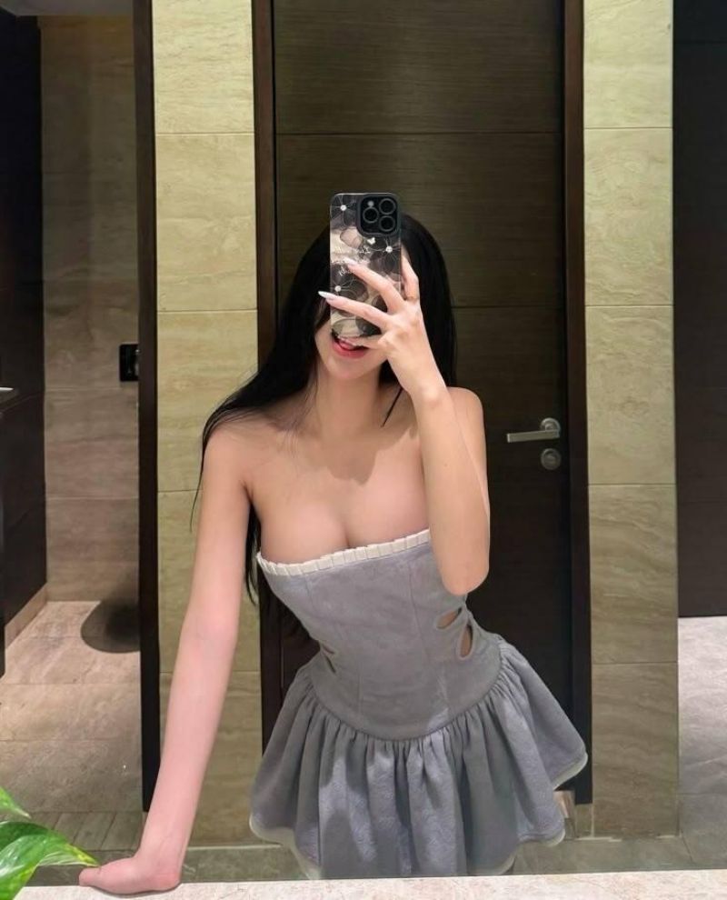 Hình ảnh body nữ đẹp che mặt mặc váy ngắn chụp dáng bằng điện thoại trước gương