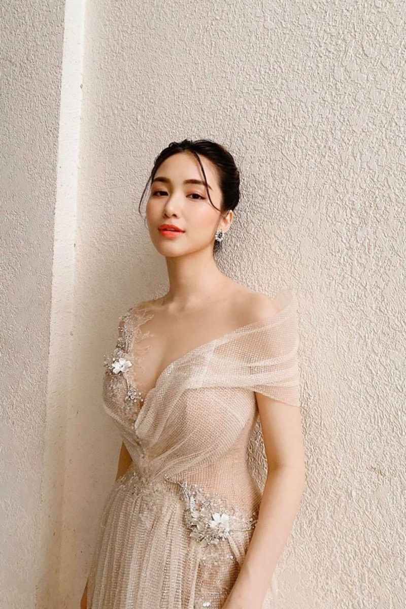 Hòa Minzy mặc đầm mỏng hở ngực sexy Hòa Minzy mặc đầm mỏng hở ngực sexy