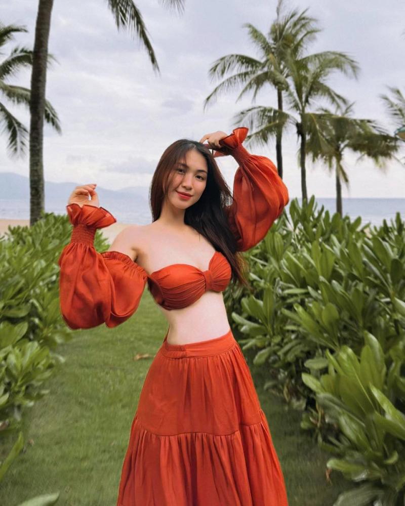 Hòa Minzy mặc bikini cam gợi cảm ở bãi cỏ Hòa Minzy mặc bikini cam gợi cảm ở bãi cỏ