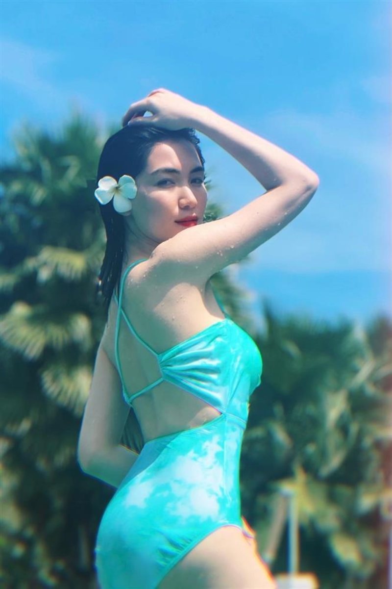 Hòa Minzy mặc bikini xanh ngọc khoe dáng Hòa Minzy mặc bikini xanh ngọc khoe dáng